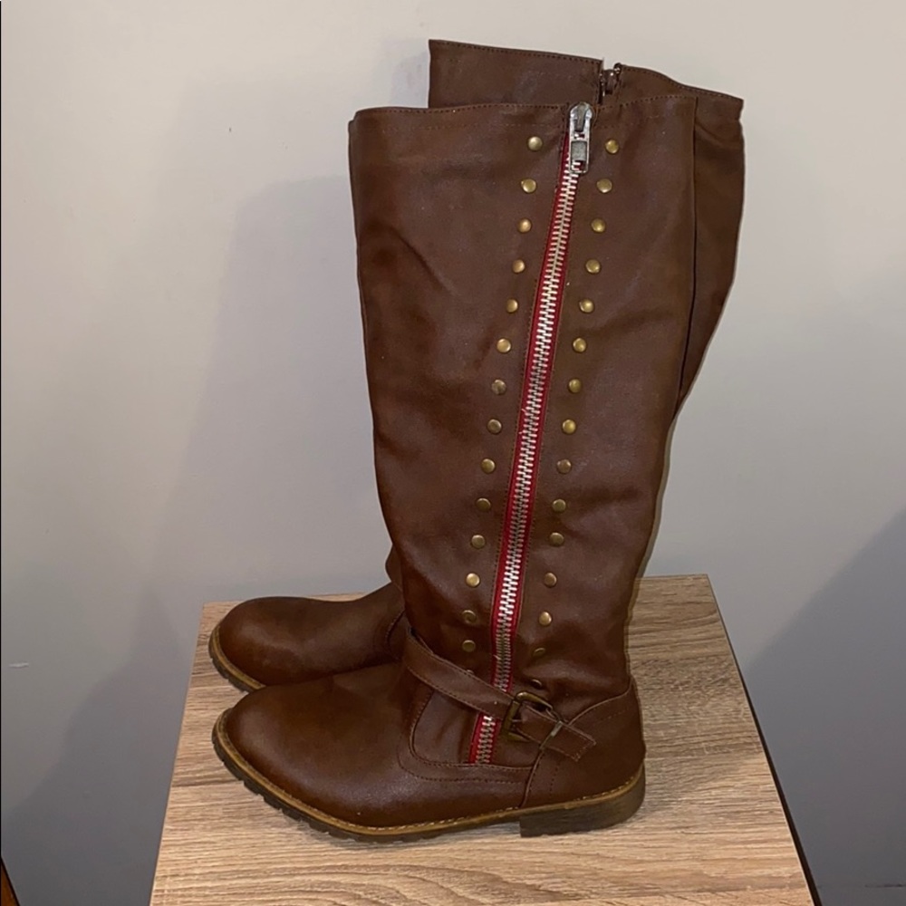 Red stripe boots